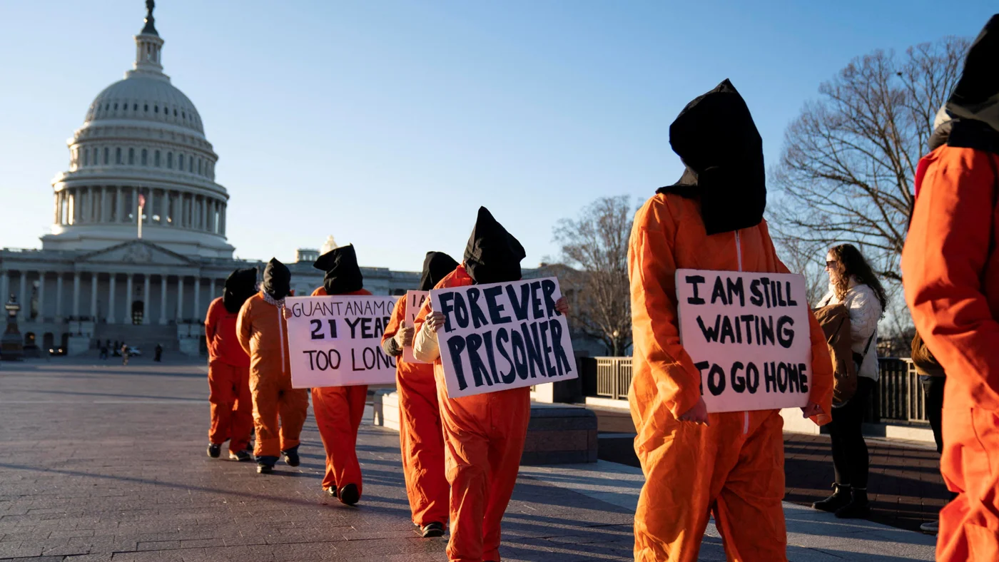 9 Ocak 2023'te Washington'daki Kongre Binası dışında bulunan Guantanamo Körfezi gözaltı kampına karşı protesto düzenleyen tutuklu kılığındaki bir grup aktivist