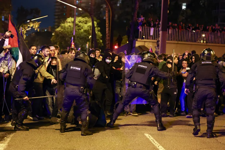 İspanya’da Filistin’e Destek Gösterilerinde Polisle Çatışma Çıktı3