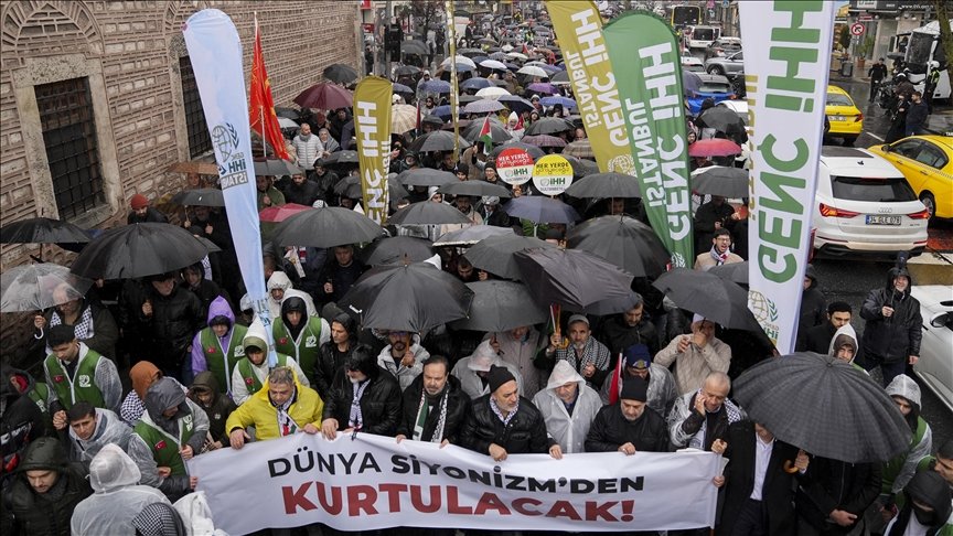 Mescid-i Aksa için Fatih Camii'den Beyazıt'a yürüyüş düzenlendi
