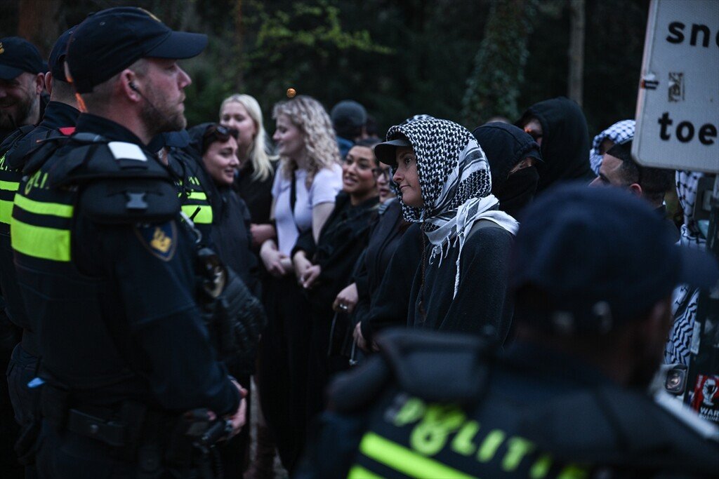 Hollanda’da Filistin Ve Lübnan'a Destek Gösterisine Polis Müdahalesi6