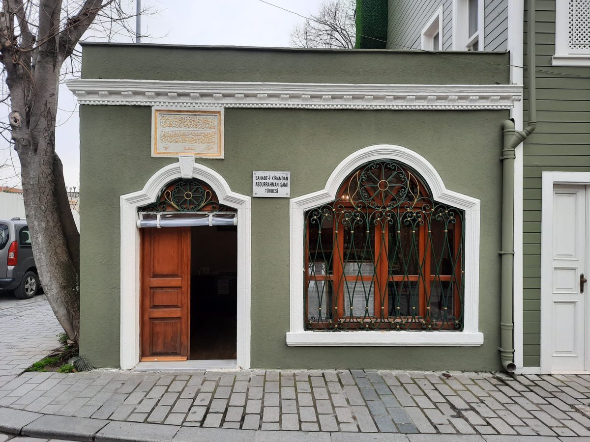 Sultanahmet’te sahabi kabrinin dibinde içki rezaleti