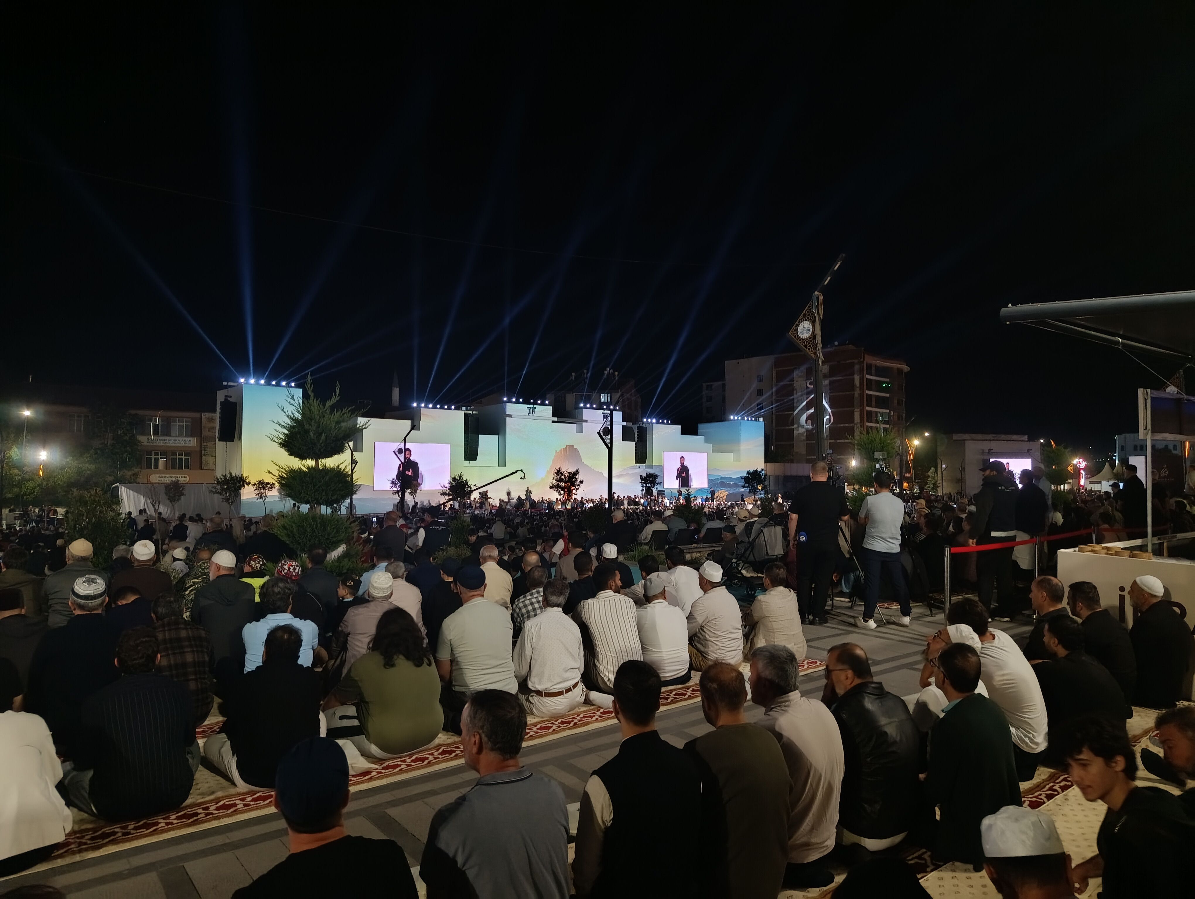 Elazığ'da on binler sabah namazında meydanları doldurdu