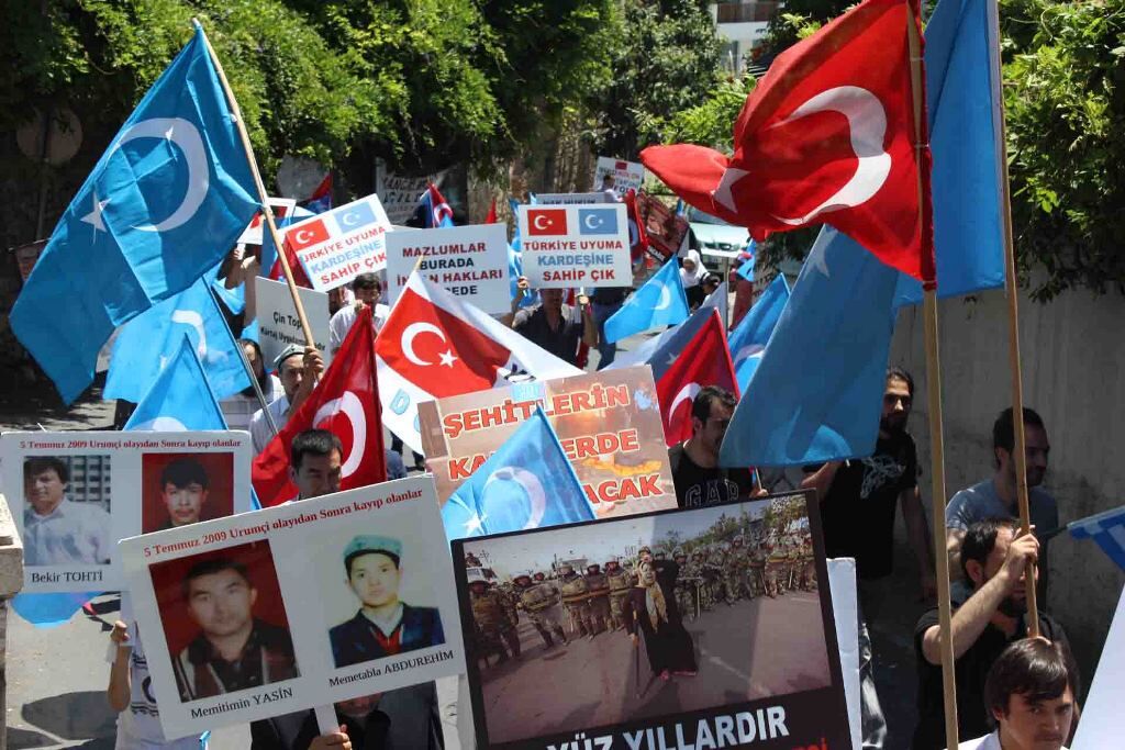Çin Konsolosluğu’nda Uygur Türklerine saldırı: 8 Çinli bir genci darp etti