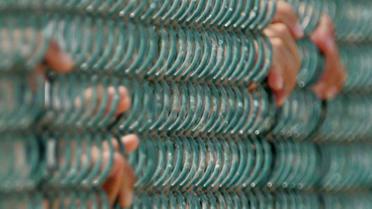 Guantanamo Bay Detainees Hold Fence 26 Aug 2004 Afp