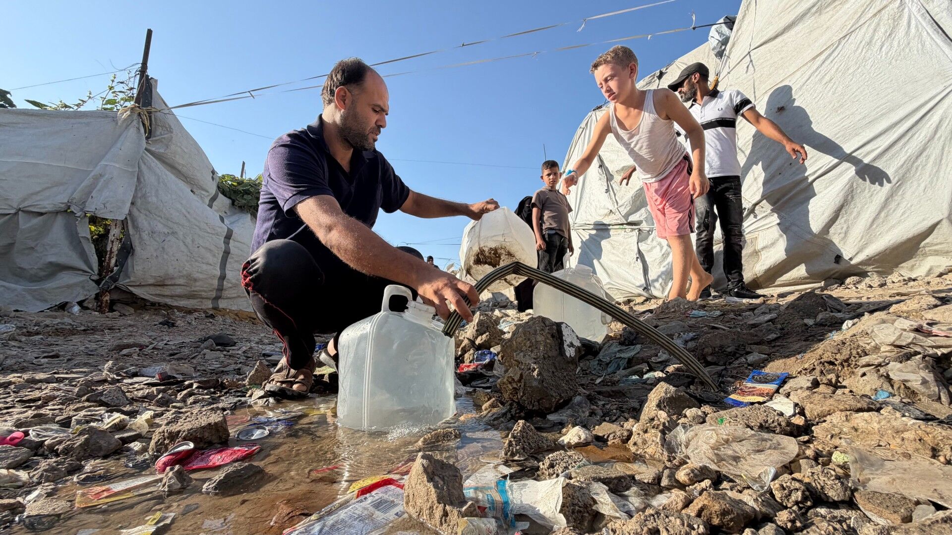 Gaza Nihad Al Skafi Fills Up Water For His Family Mee