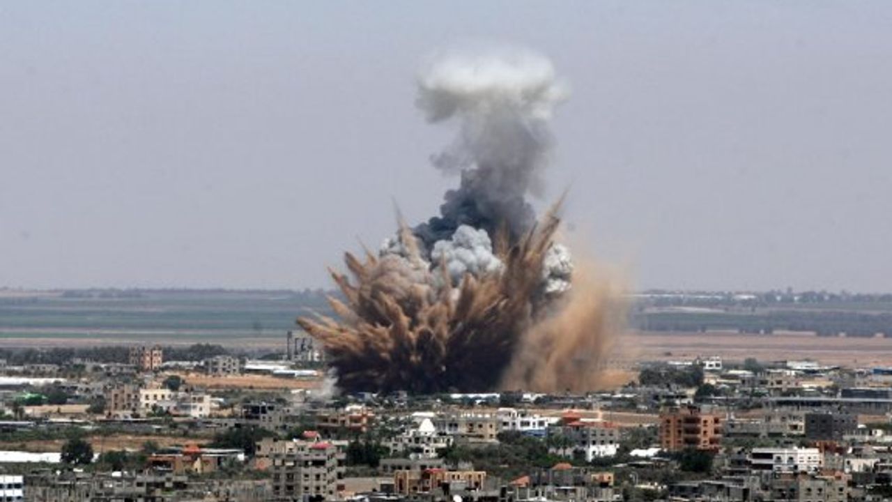 İsrail Suriye’nin Hama Kentini Bombaladı