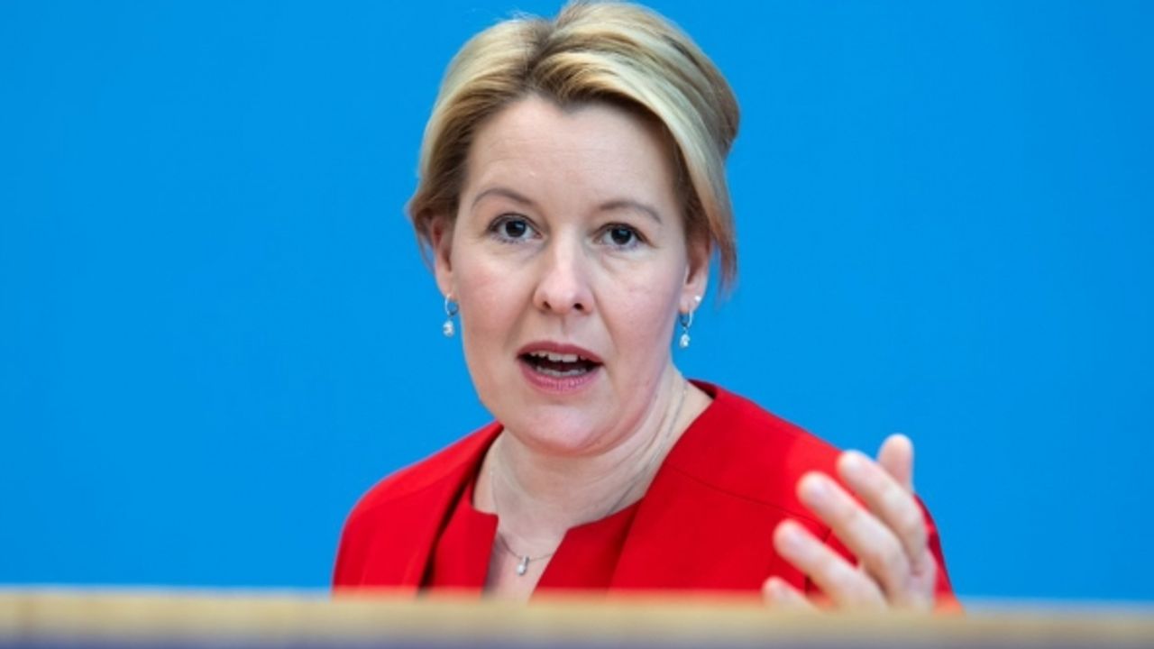 Doktorası iptal edilen Almanya Aile Bakanı Giffey istifa etti