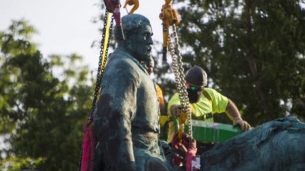 ABD'de kölelik yanlısı generalin heykeli yıkılıyor