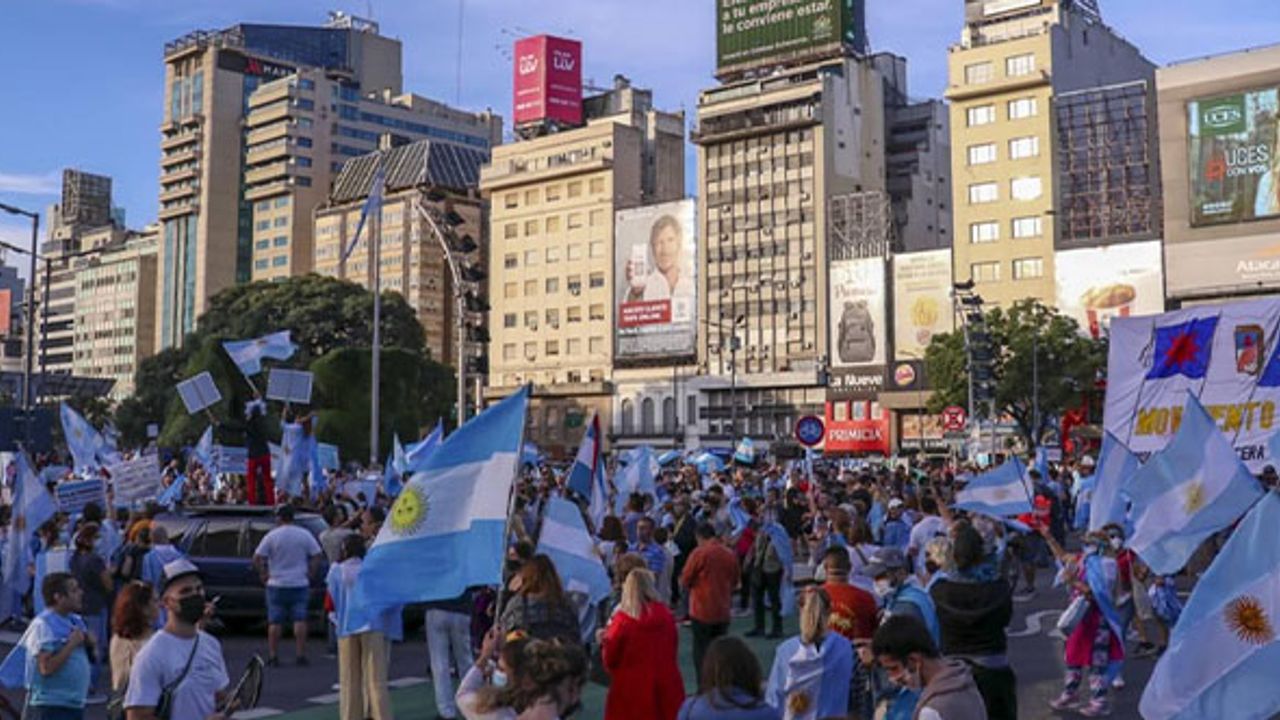 Arjantin'de binlerce kişi sokaklara döküldü