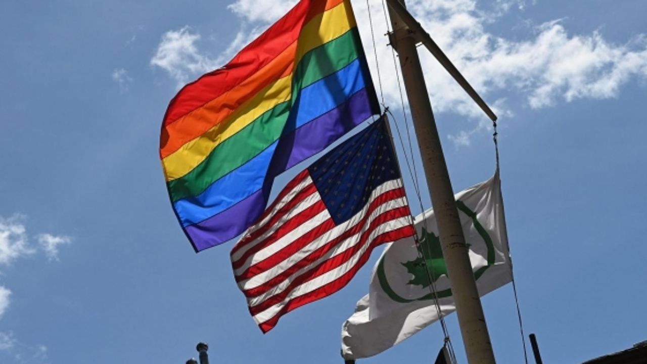 ABD'de bazı okullar LGBT bayraklarını yasaklamaya başladı