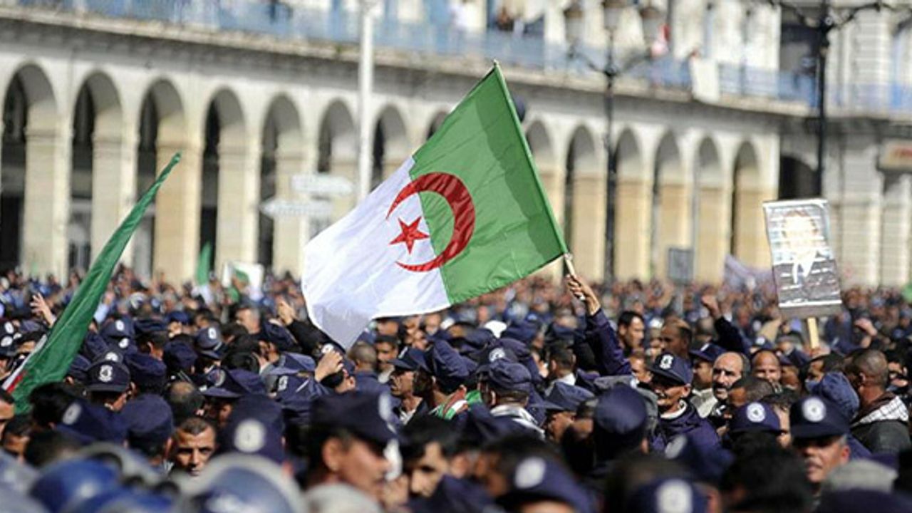 Cezayir'de iki bakanlık Fransızca kullanımını sonlandırdı