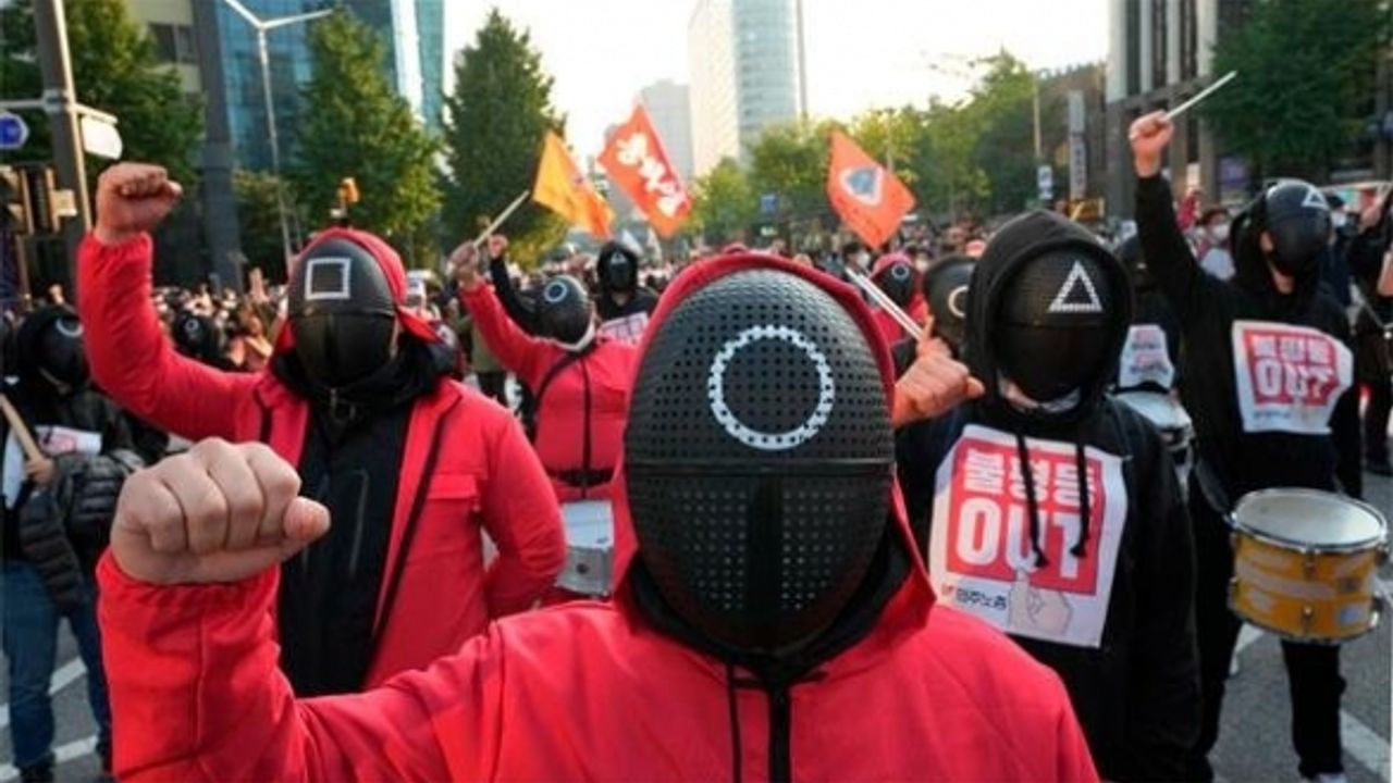 Güney Kore’de 80 bin işçi Squid Game karakterleri gibi giyinip protesto yaptı