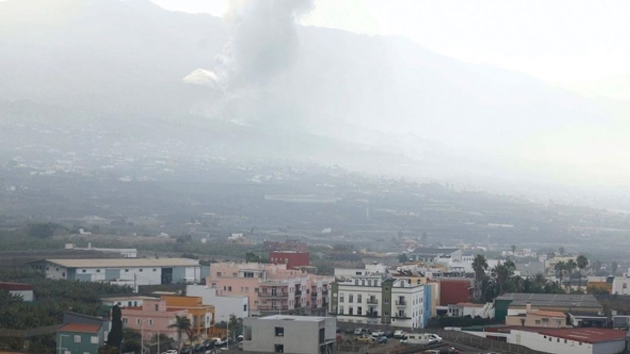 La Palma'da yanardağın saçtığı “hava kirliliği” sebebiyle sokağa çıkma yasağı