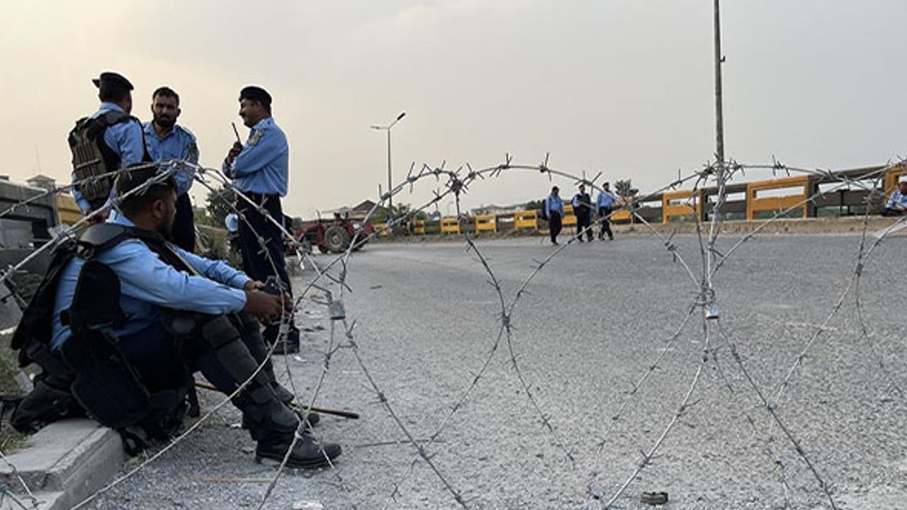 Pakistan'daki protestolarda 3 polis öldü