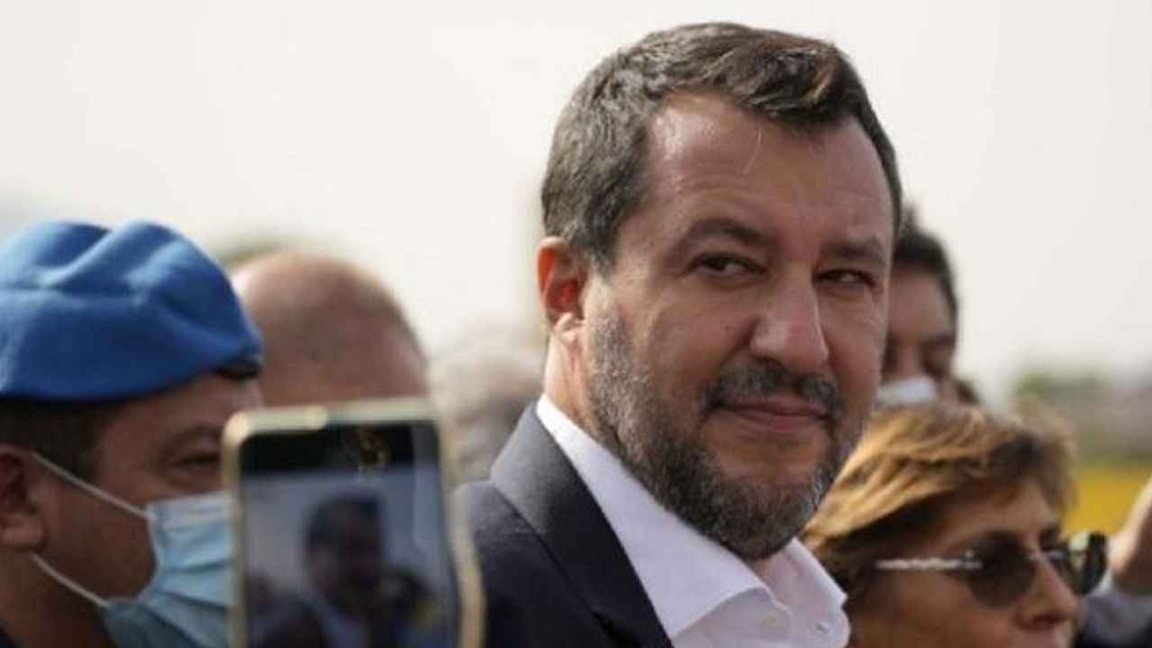 Salvini, göçmenleri denizde mahsur bırakmaktan yargılanıyor