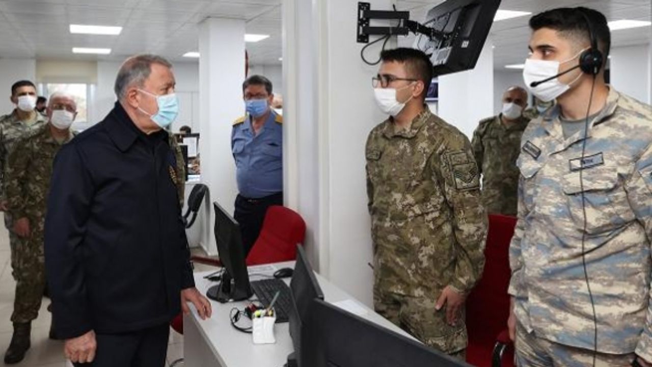 Akar ve beraberindeki komutanlar sınır hattında