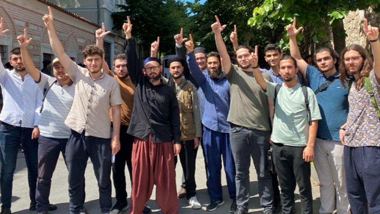 Müslüman öğrenciler İstanbul Üniversitesi'ne sapıkları sokmadı