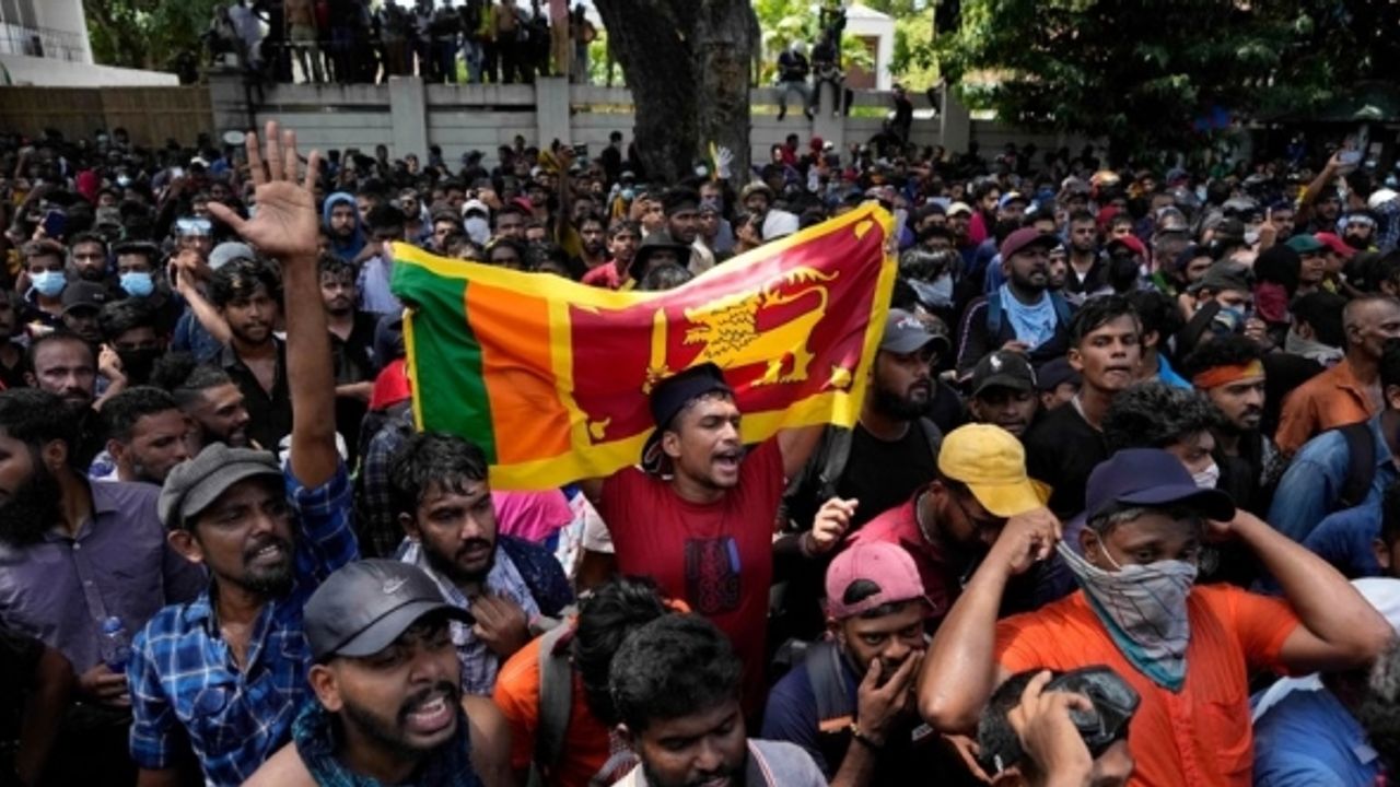 Sri Lanka’da başbakanlık binası da basıldı, sokağa çıkma yasağı ilan edildi
