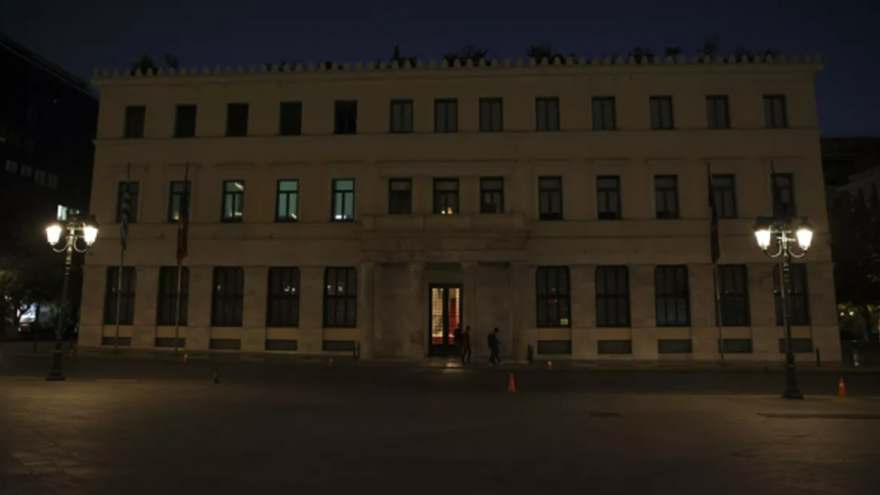 Atina Belediyesi binasında enerji tasarrufu için ışıklandırmaya sınırlama