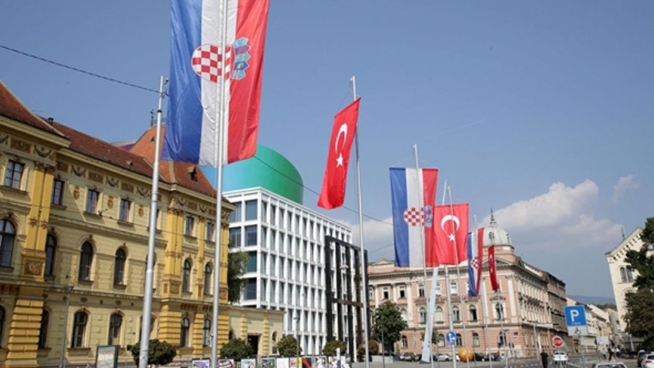 Erdoğan’ın sonraki durağı Hırvatistan’da sokaklar Türk bayraklarıyla donatıldı