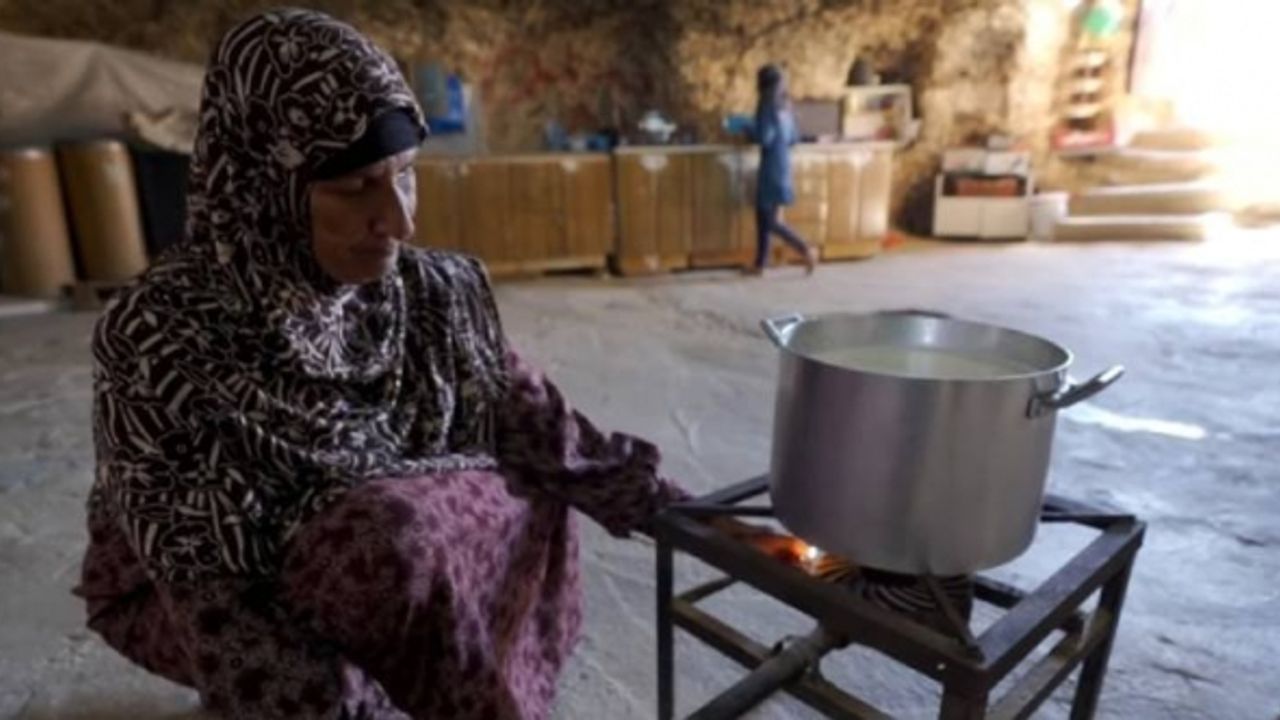 İşgalci Yahudilerin evlerini yıktığı Filistinli aileler mağaralarda yaşıyor