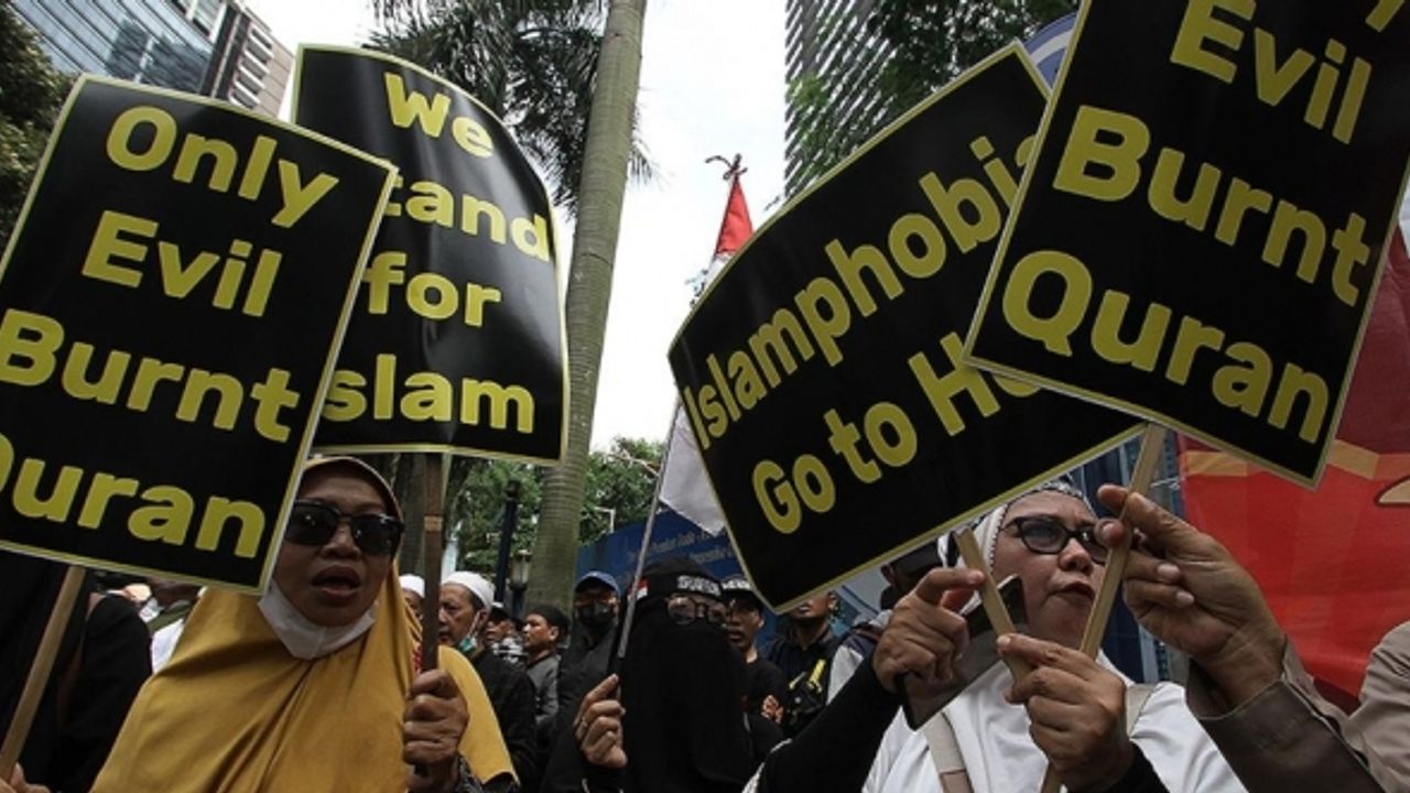 Endonezyalı Müslümanlar, İsveç'te Kur'an-ı Kerim'in yakılmasını protesto etti