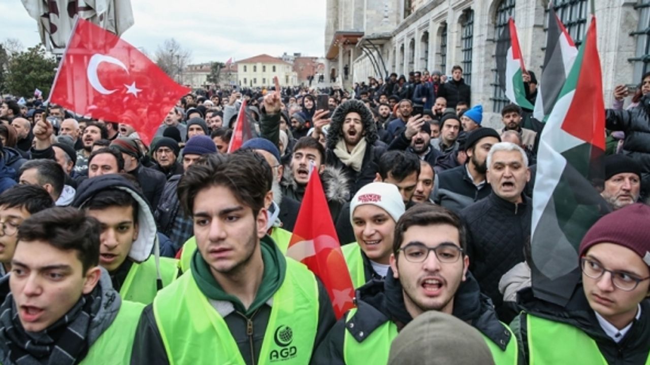 İsveç ve Danimarka’da Kur’an-ı Kerim yakılması Fatih’te protesto edildi