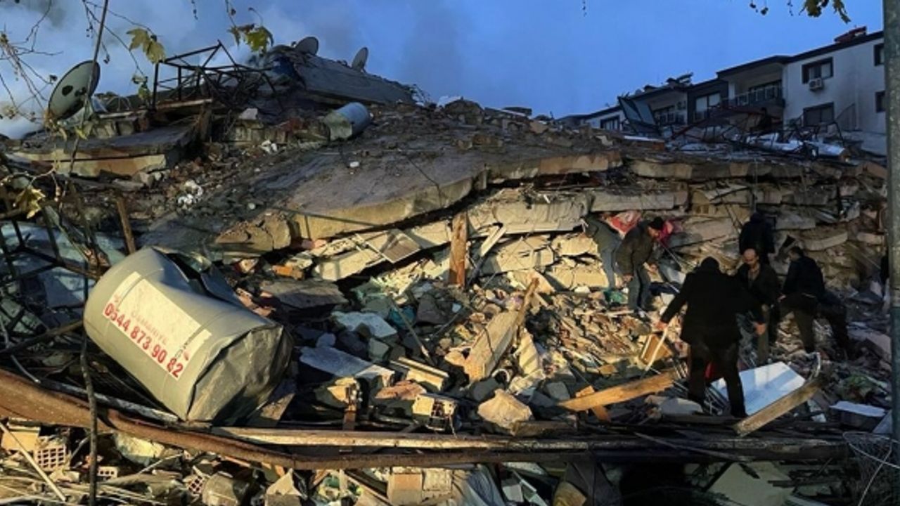 7,7'lik depremde can kaybı 2.379 oldu