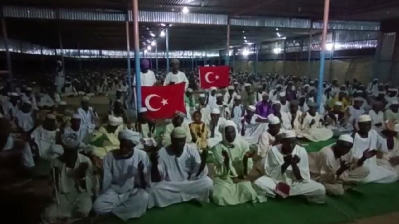 Depremlerde hayatını kaybedenler için Sudan'da dua edildi