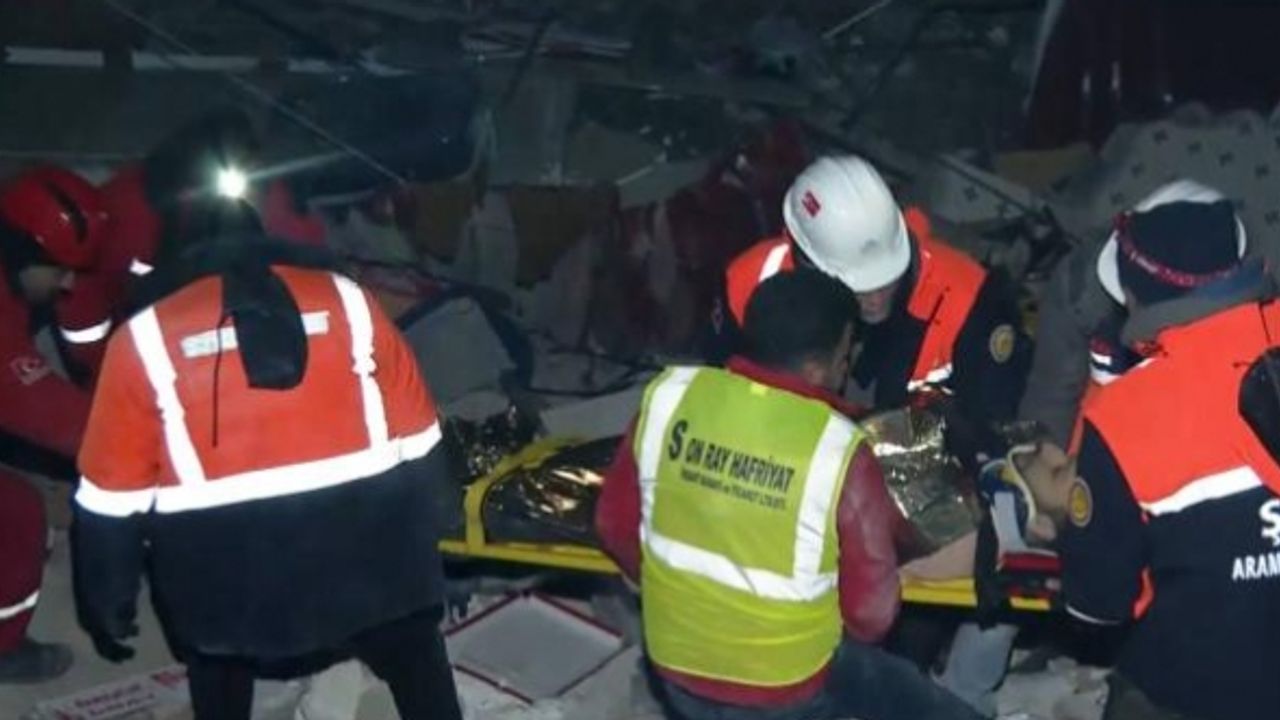 Hatay'da ikisi çocuk 4 kişi depremden 46 saat sonra enkazdan sağ çıkarıldı