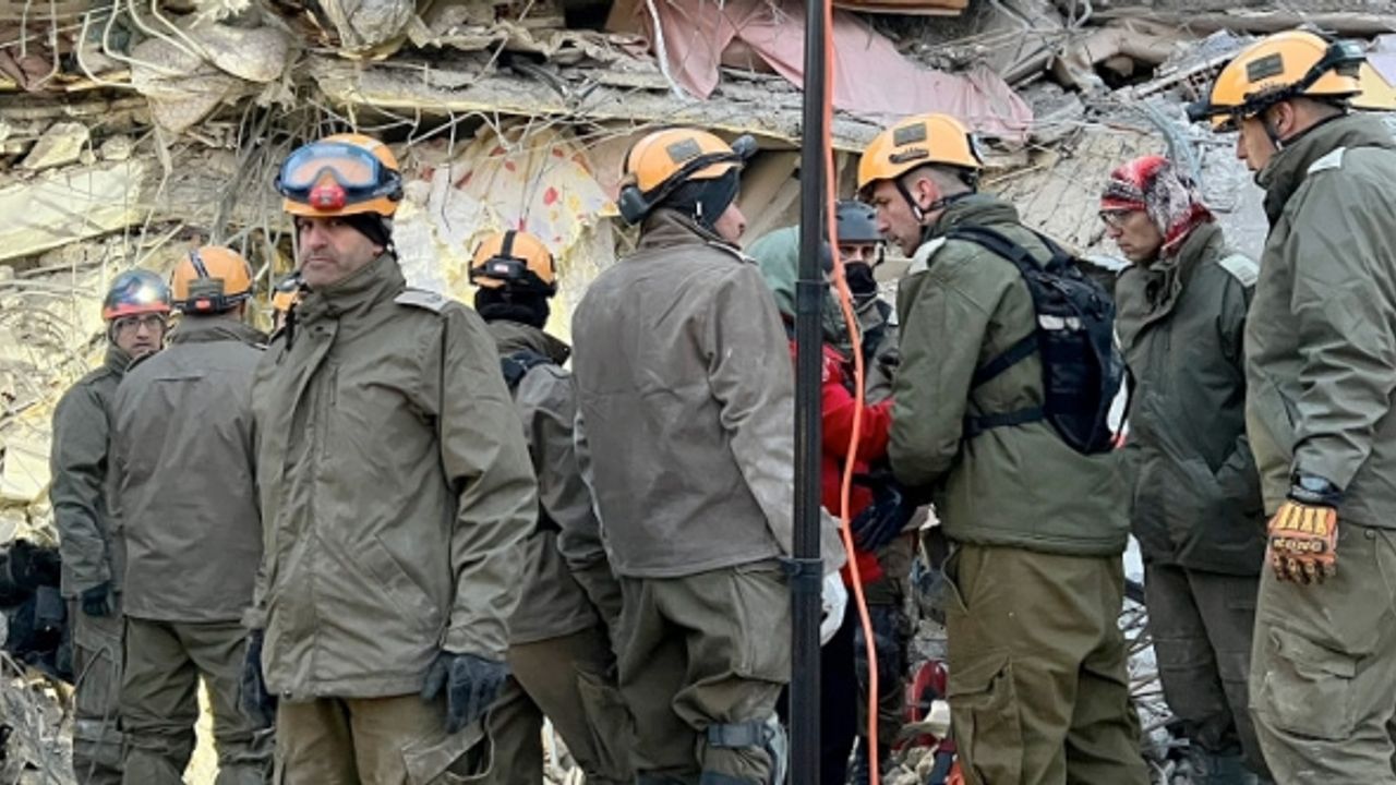 İsrail arama kurtarma ekibi Türkiye'ye silahla geldi