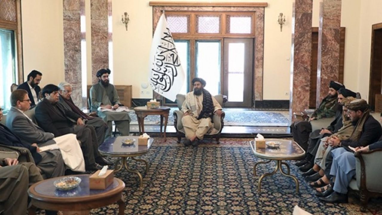 Pakistan Savunma Bakanı'ndan Afganistan'a sürpriz ziyaret