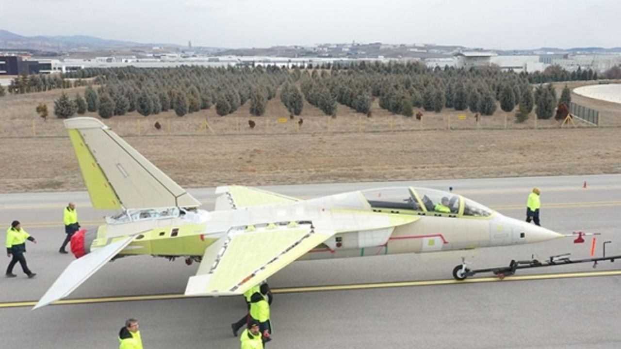 Türkiye'nin jet eğitim uçağı Hürjet motorunu çalıştırdı
