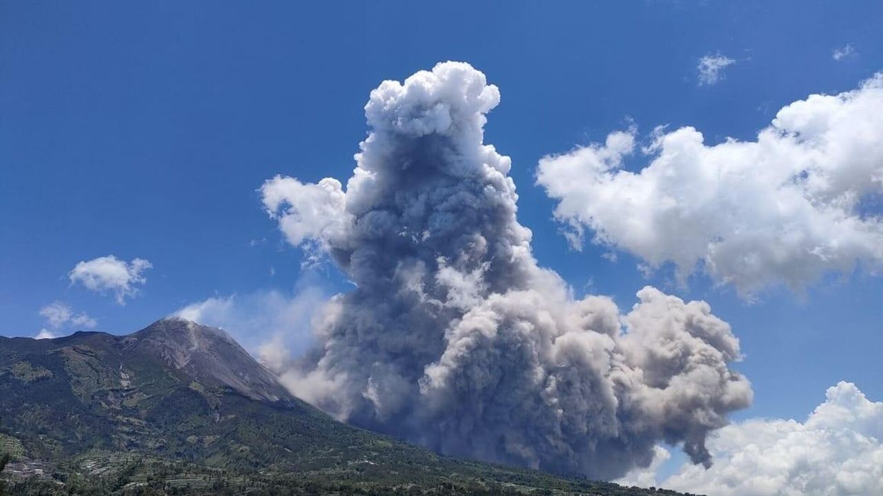 Endonezya'da Merapi Yanardağı hareketlendi
