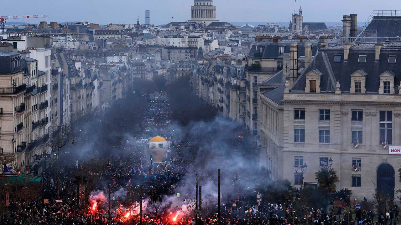 Fransa'da işçiler grevde: Emeklilik yaşının yükseltilmesi protesto ediliyor