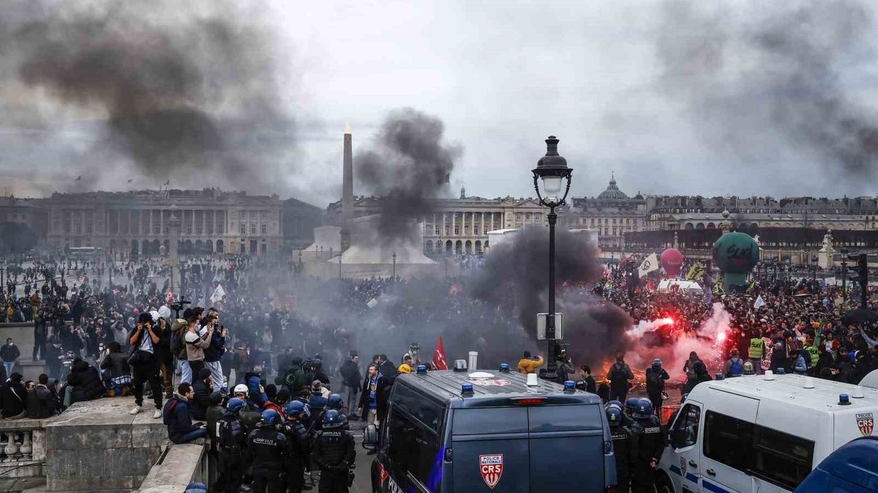 Fransa'da hükümete karşı gensoru önergesi