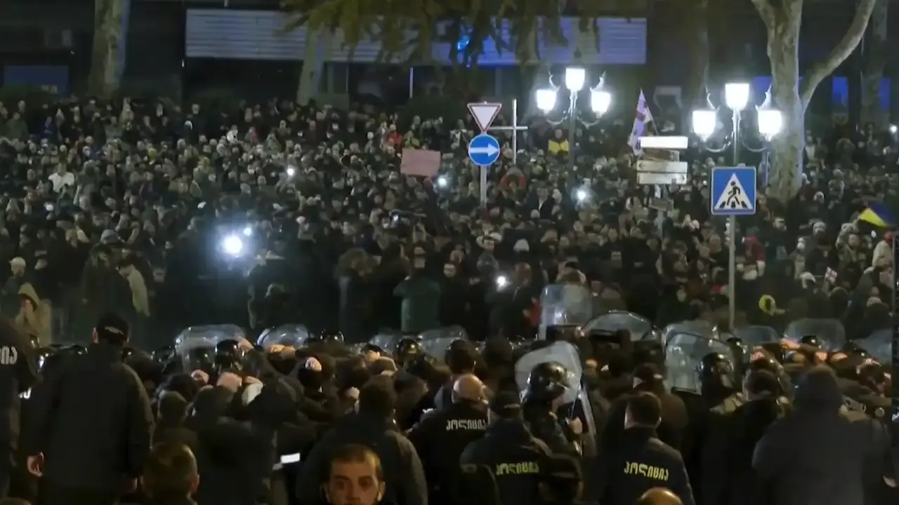 Gürcistan’da on binler sokaklara indi: Yasa tasarısı geri çekildi