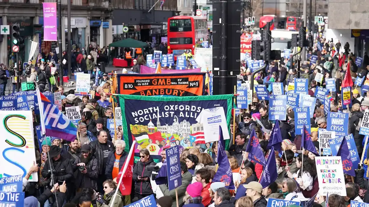 İngiltere’de grevler devam ediyor; sağlık çalışanları sokaklarda
