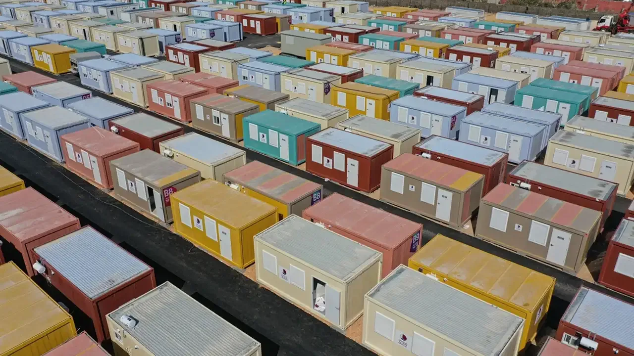 Katar’dan gönderilen konteyner evler İskenderun'da