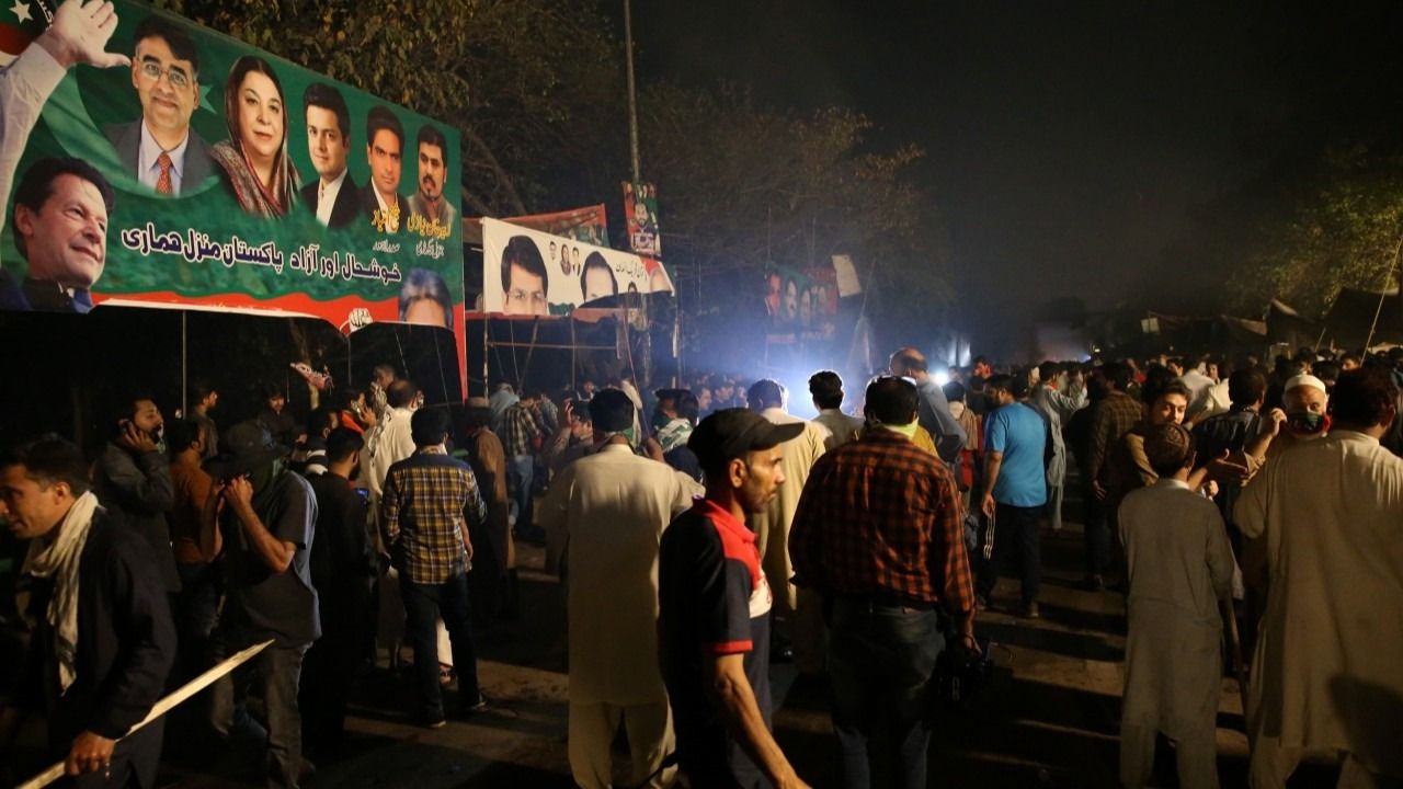 Pakistan'da İmran Han destekçileri polisle çatışıyor
