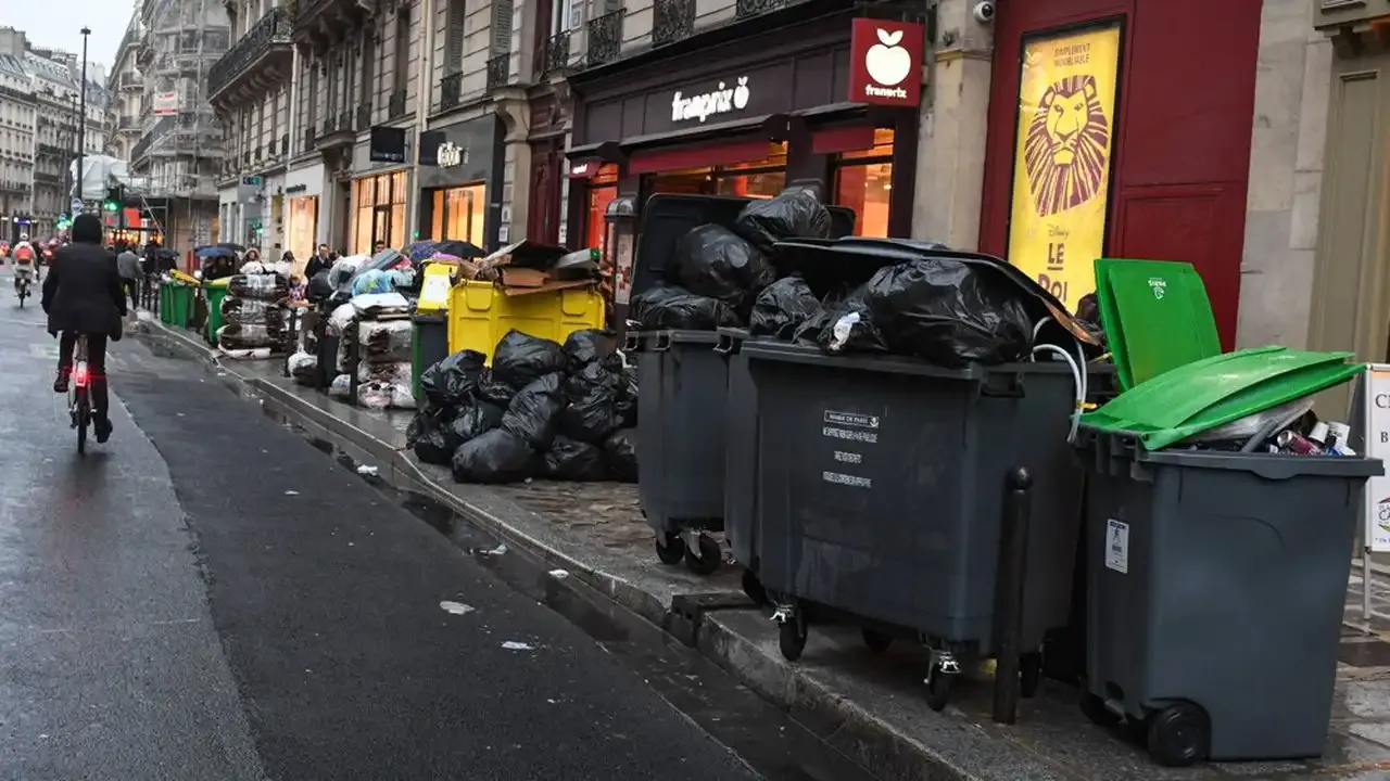 Paris'teki grevdeki çöp toplayıcıları zorla çalıştırılmaya başlandı