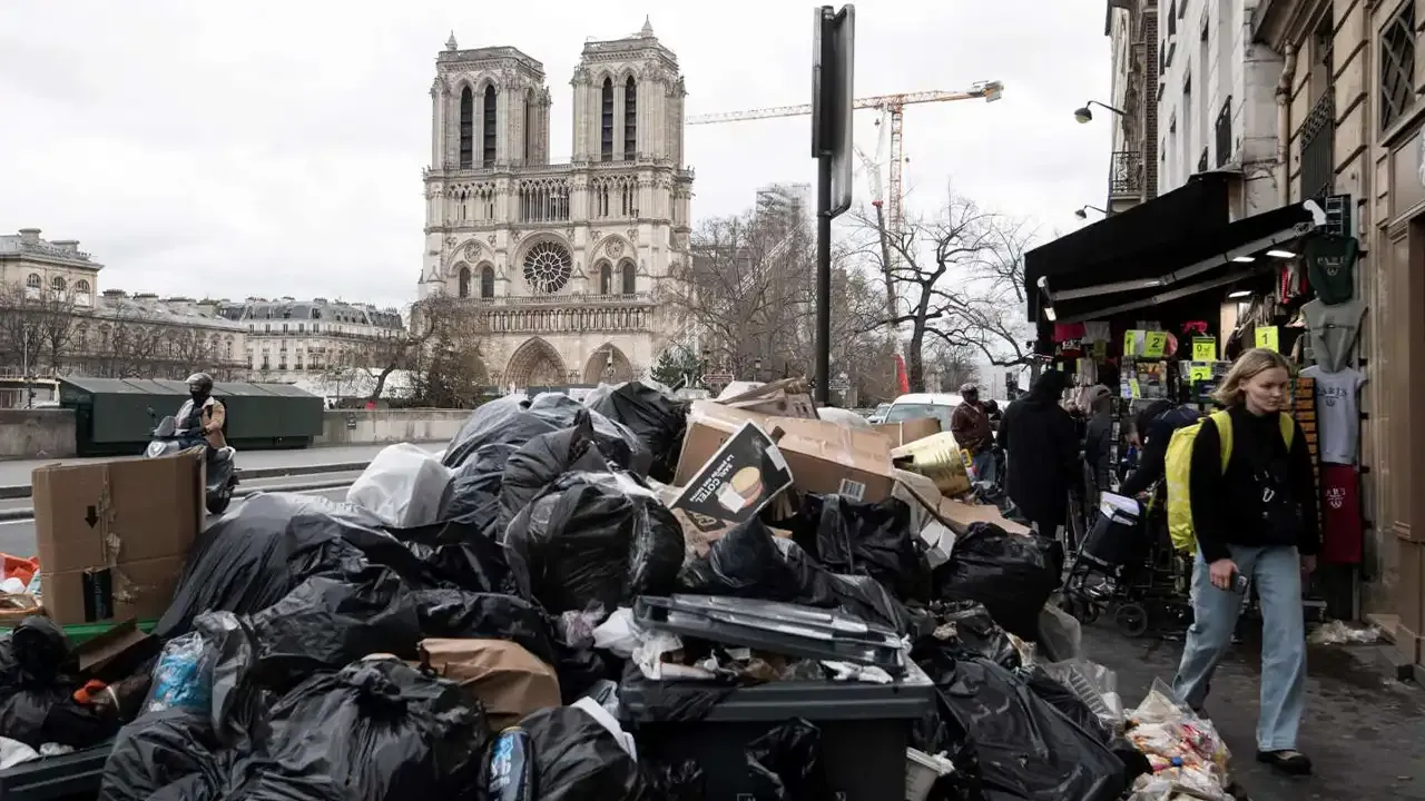Paris’teki çöp yığınları şehrin bir parçası hâline geldi