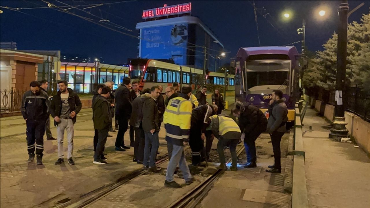 İstanbul bakımsızlıktan dökülüyor: Yine tramvay raydan çıktı