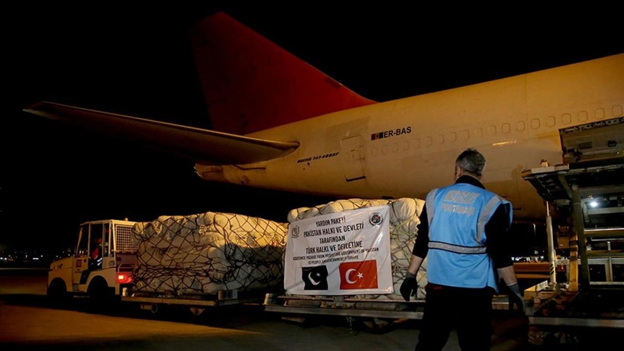 Pakistan'dan deprem bölgesine çadır taşıyan ikinci uçak Adana'ya ulaştı