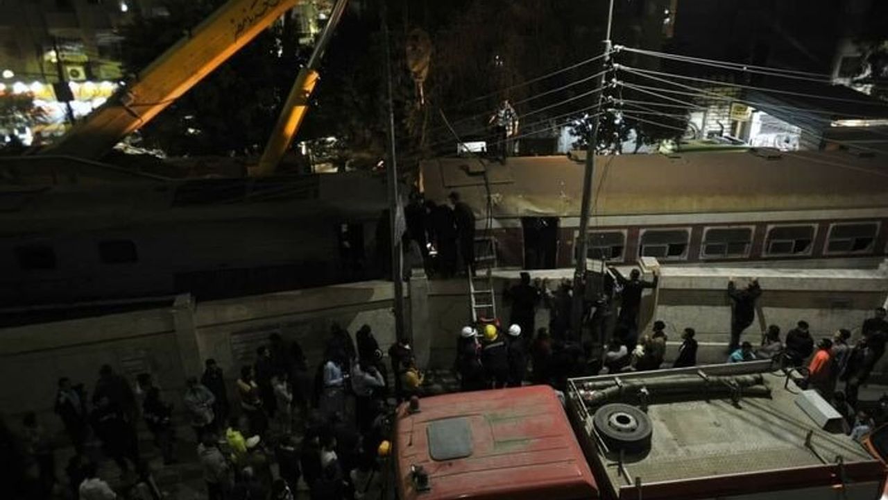 Bir tren kazası da Mısır'da: 4 ölü 23 yaralı