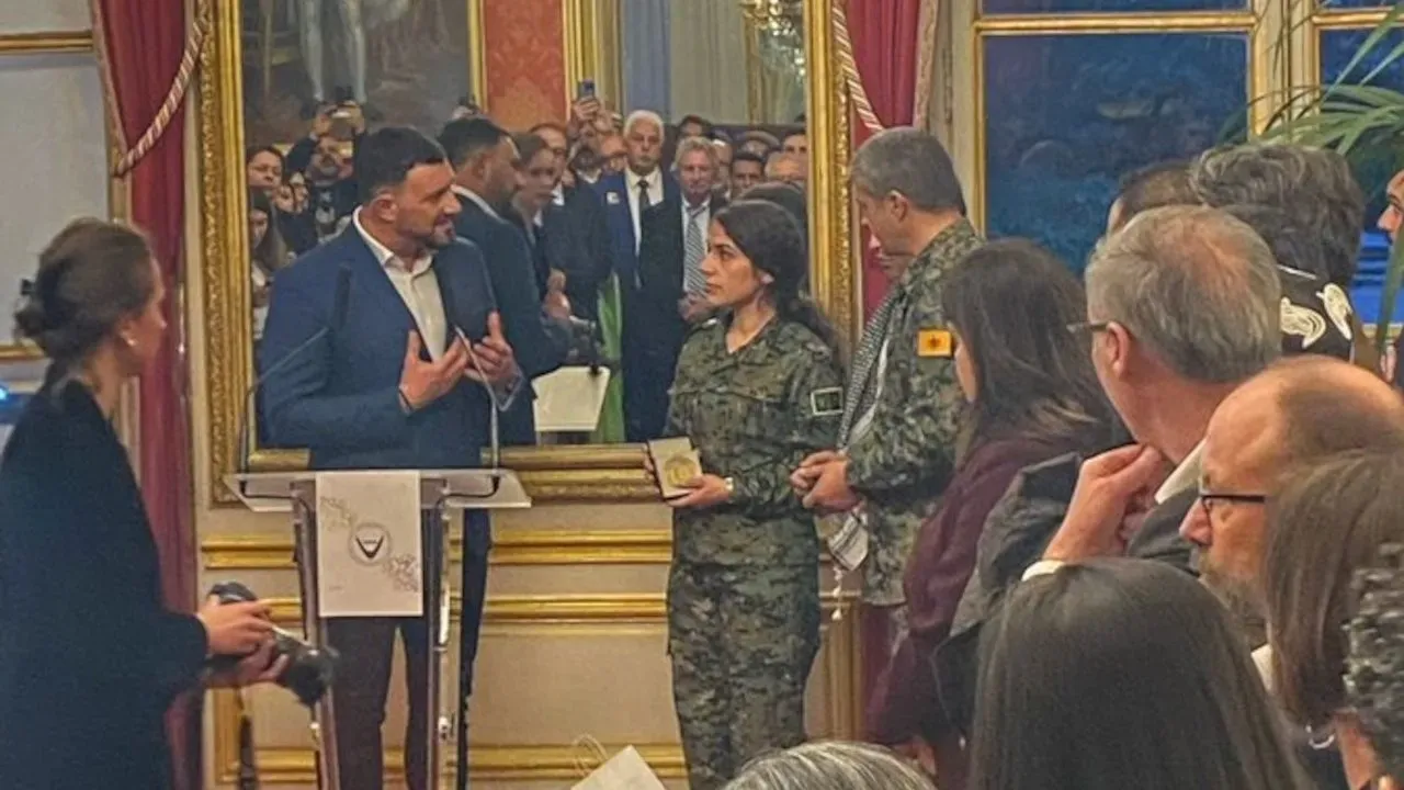 Fransa Senatosu’nda YPG komutanlarına “onursuzluk madalyası” verildi