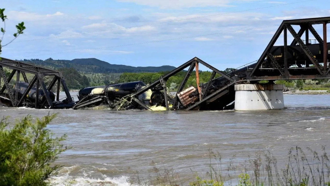 Asfalt ve sülfür taşıyan bir tren Yellowstone Irmağı'na düştü