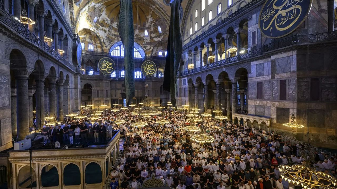 Müslüman Anadolu, bayram namazı sebebiyle camilere akın etti