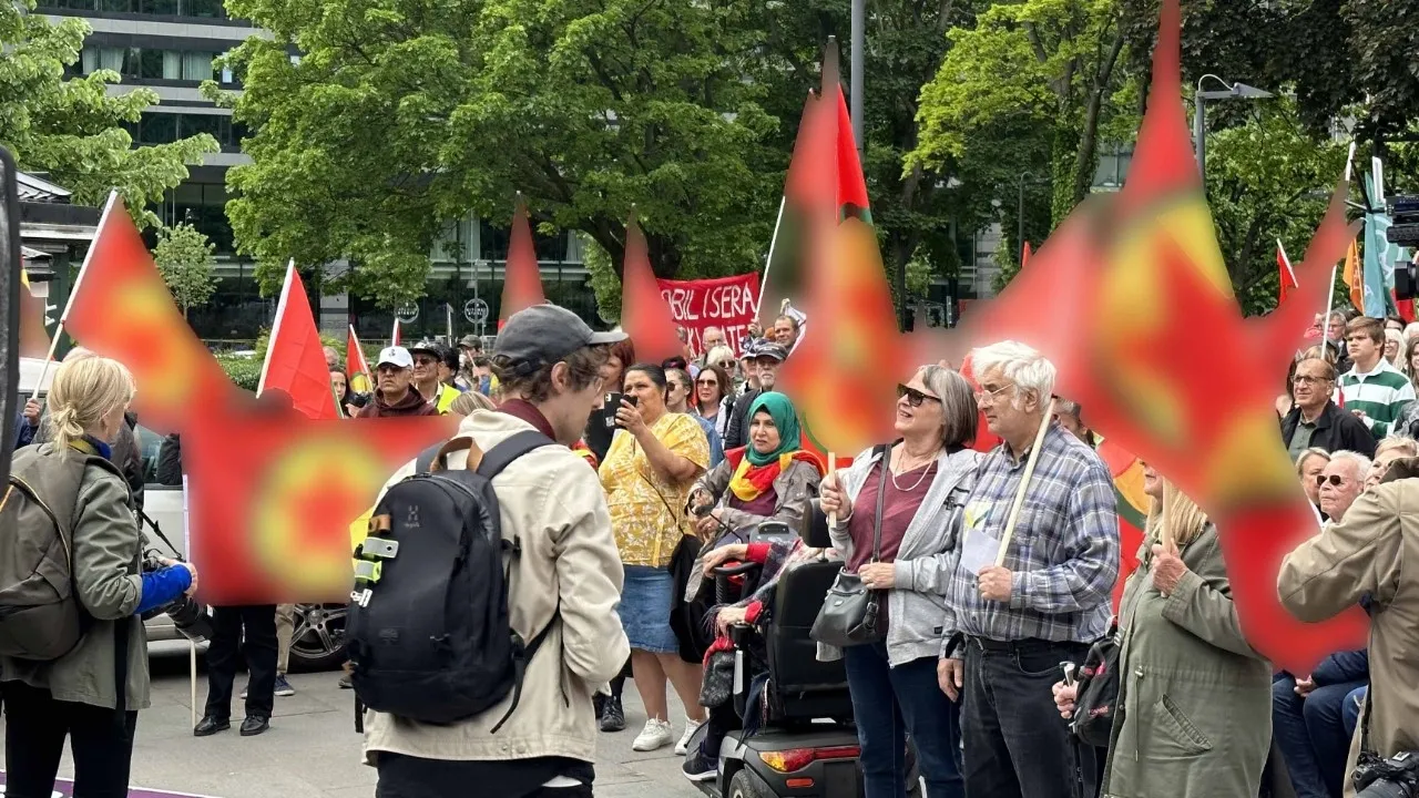 İsveç NATO’ya girmek isterken PKK’lılar ülkede protesto düzenledi