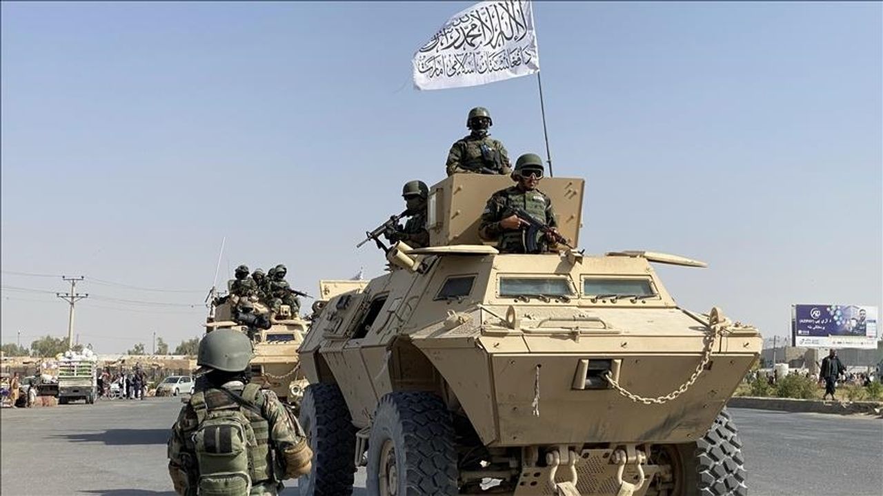 Taliban, İran sınırında ağır silahlarla askeri tatbikat düzenledi
